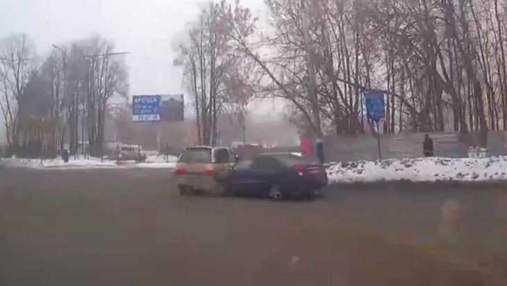 В Брянске сняли видео жесткого тарана автомобилей возле «Самолета»