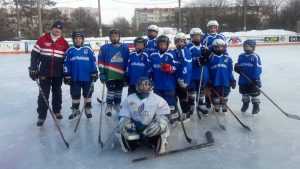 Депутат Брянской облдумы подарил спортивную форму юным хоккеистам