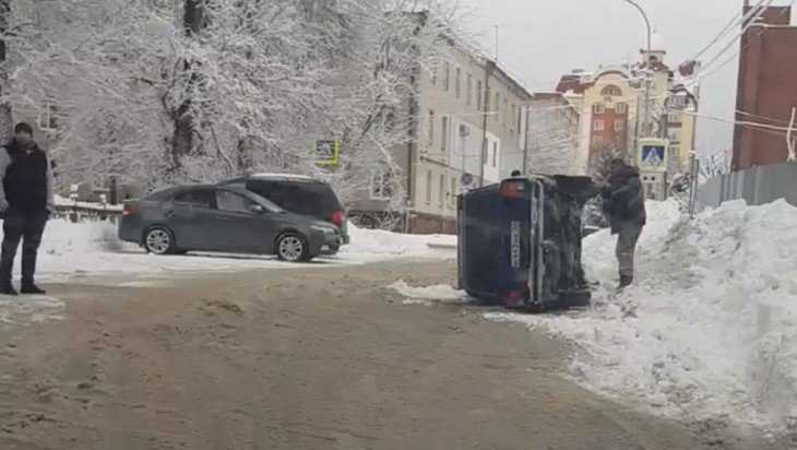 В Брянске на скользкой дороге перевернулся автомобиль