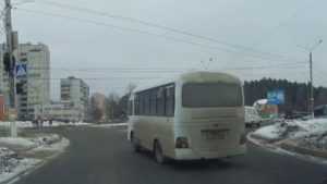 В Брянске водителя автобуса наказали по видео за опасный маневр