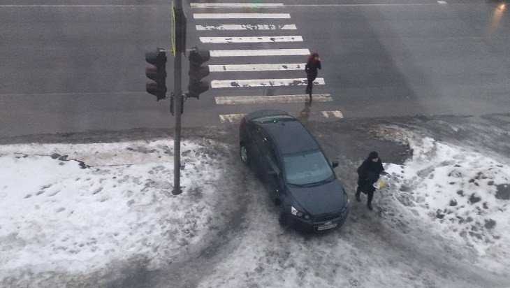 Брянцев возмутила бесцеремонная парковка автомобилистки на тротуаре