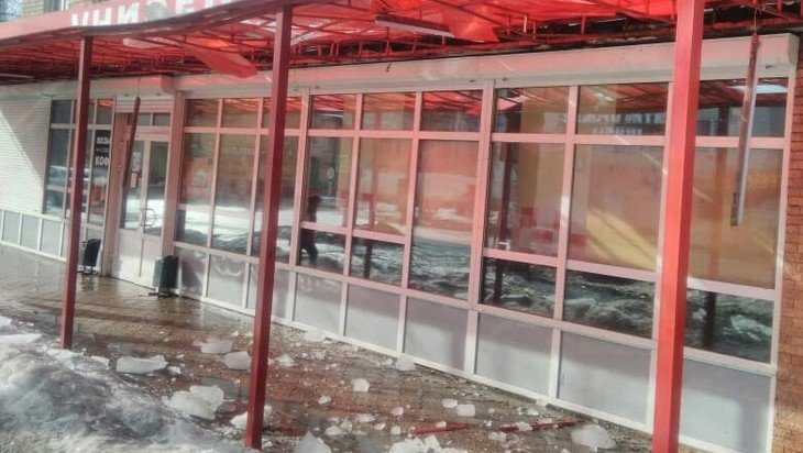 В Брянске упавшие с крыши ледяные бомбы пробили навес магазина