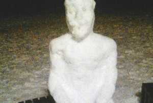 В Брянске на Кургане поселился страшноватый снежный человек