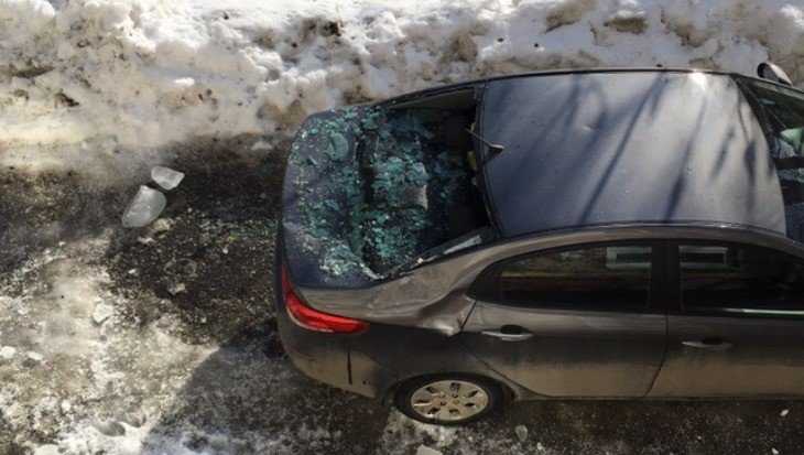 В Брянске на площади Партизан упавший с крыши лед разбил машину