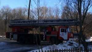 В Бежице пожарные вывели пятерых человек из подъезда горевшего дома
