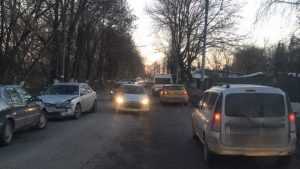 В Брянске собрался огромный затор из-за ДТП на улице Калинина