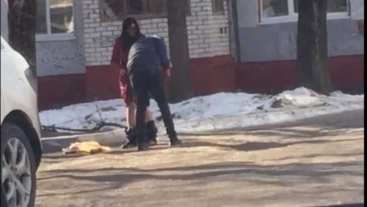В Брянске сняли видео о пьяных парне и девушке со спущенными штанами