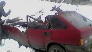 В Брянске на стоянке рухнувшая из-за снега крыша разбила легковушку
