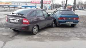В Брянске автомобиль без водителя устроил ДТП