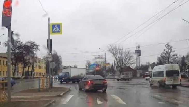 В Брянске водителя Lexus наказали по видео за проезд на «красный»