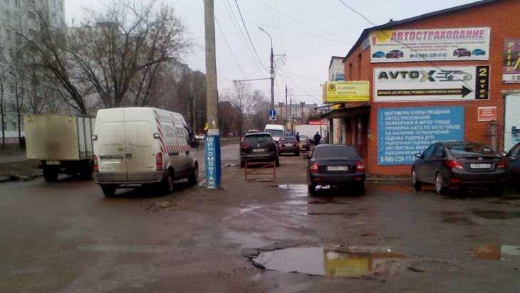 В Брянске находчивый автосервис приватизировал первый тротуар