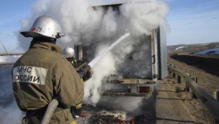 В Клинцовском районе на трассе сгорел грузовик