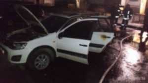 В Брянске утром на улице Камозина загорелся автомобиль