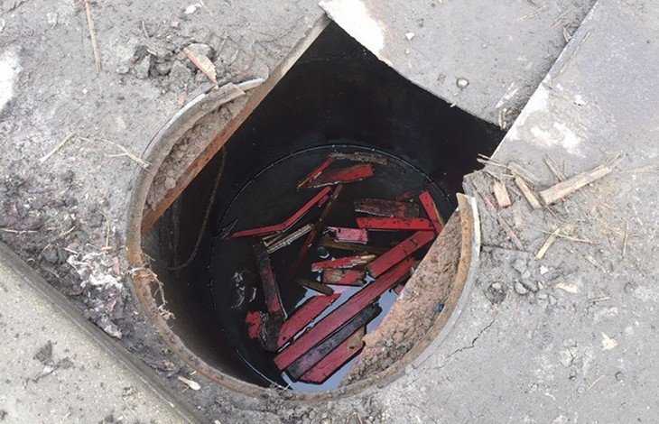 Возле магазина в центре Брянска обнаружили коварный люк
