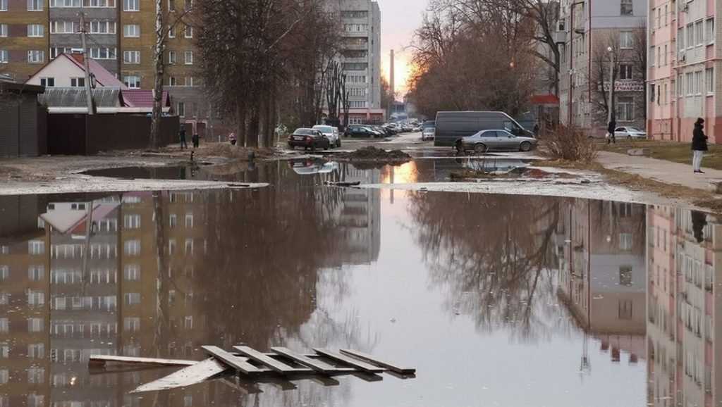 Улица Медведева в Брянске превратилась в мутное озеро