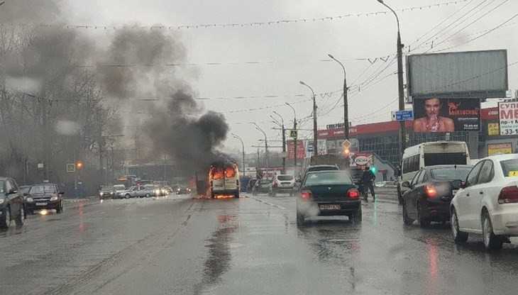 В Брянске возле моста через Десну сгорел микроавтобус