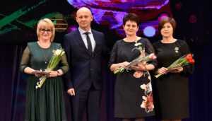В Брянске с праздником 8 Марта поздравили женщин-педагогов
