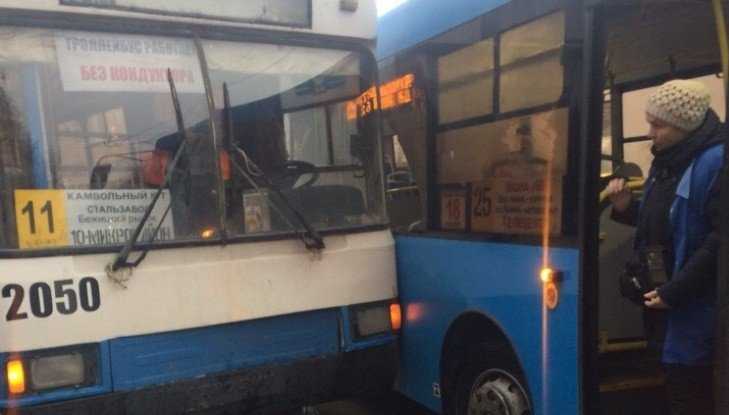 В Брянске столкнулись на остановке автобус и троллейбус