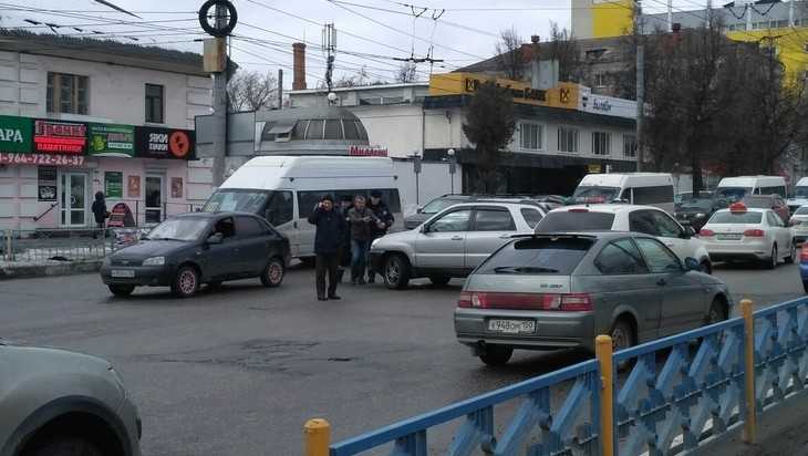 Потерявший сознание водитель протаранил машину у автовокзала Брянска