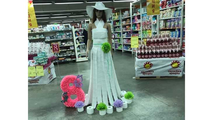 Брянских женщин поздравил манекен в платье из туалетной бумаги