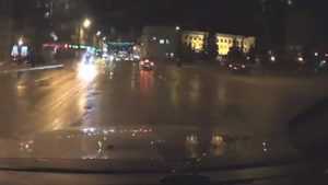 В Брянске сняли видео опасного проезда автомобиля у памятника Ленину