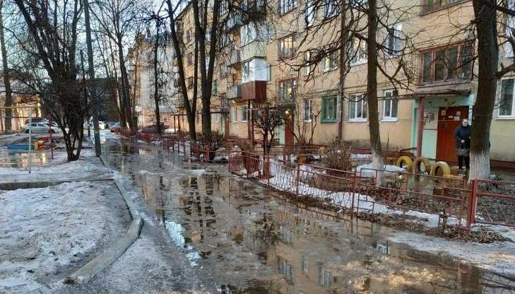 В Брянске из-за прорыва трубы затопило дом и двор на улице Белорусской