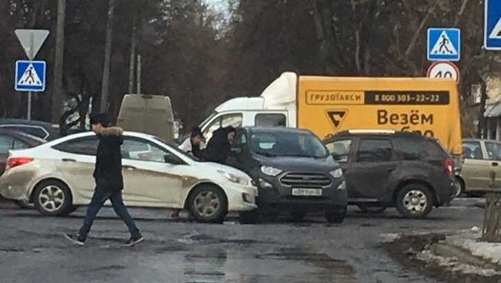 В Брянске смелые автомобилистки протаранили друг друга на перекрестке