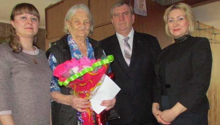 Брасовского ветерана войны Тамару Урвачеву поздравили с 95-летием