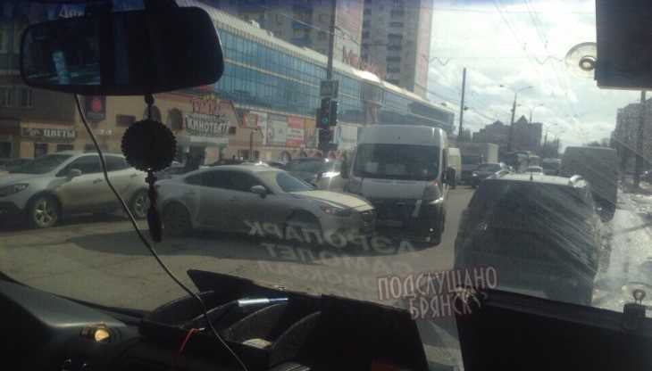 В Брянске возле «Мельницы» Mazda врезалась в маршрутку
