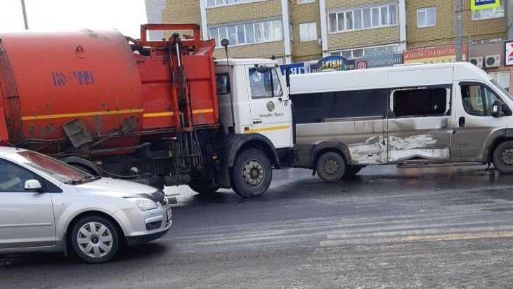 В Брянске на улице Романа Брянского мусоровоз врезался в маршрутку