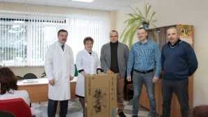 Карачевские партийцы передали районной больнице телевизор