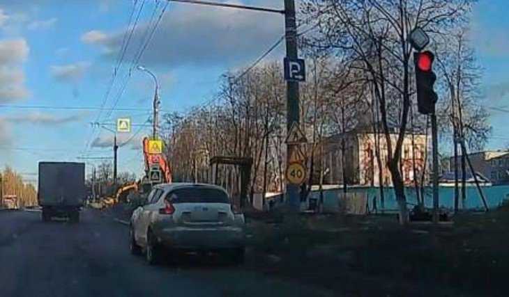 Видео проезда на красный свет стоило брянскому водителю 1000 рублей