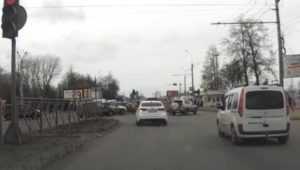 В Брянске водителя Renault наказали по видео за проезд на «красный»