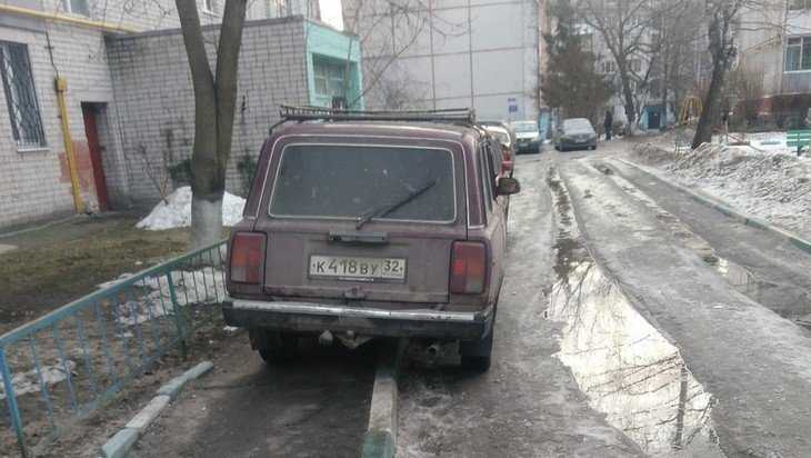 В Брянске благородные автомобилисты заняли весь тротуар