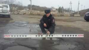 В Брянской области сотрудники ГИБДД стали измерять ямы на дорогах