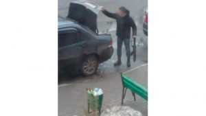 Жительница Брянска сообщила о выгрузке оружия возле подъезда дома