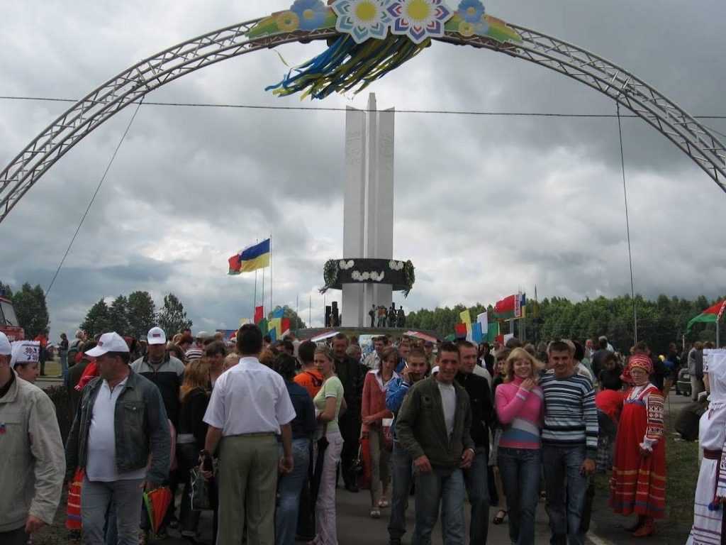 Белорусы приведут в порядок монумент «Три сестры» на брянской границе