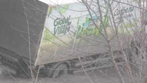 В Брянске возле магазина грузовик ушёл под землю