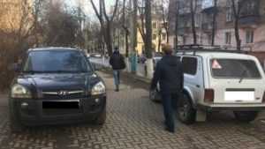 В Брянске водителя Hyundai оштрафовали за стоянку на тротуаре