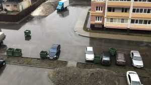 В Брянске взбесившиеся от ветра мусорные баки побили автомобили