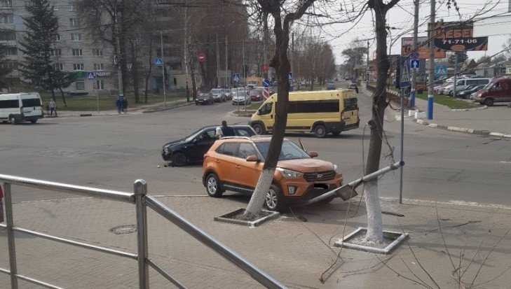 В Брянске легковушка снесла столб возле «БУМ-сити»