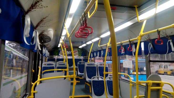 Брянских пассажиров восхитил украшенный вербой салон автобуса №31