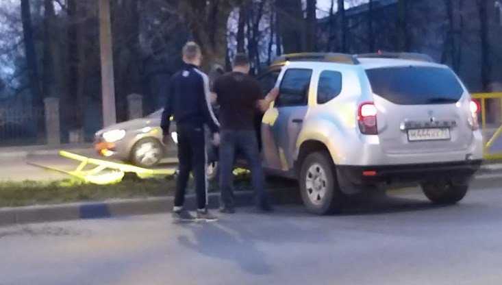 В Брянске на проспекте Станке Димитрова внедорожник снес ограждение