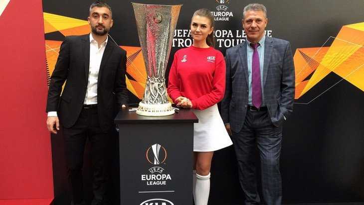 Модель из Брянска Анастасия Кравчук с кубком УЕФА отправилась в Баку