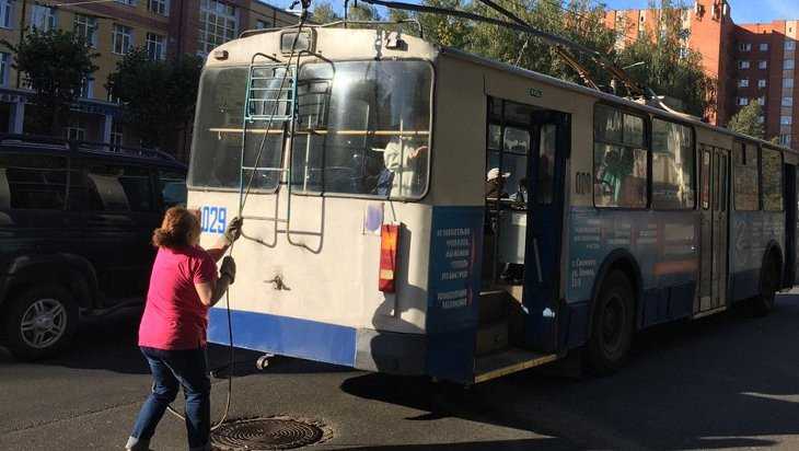 В Брянске «Тойота» сбила работавшую возле троллейбуса водительницу