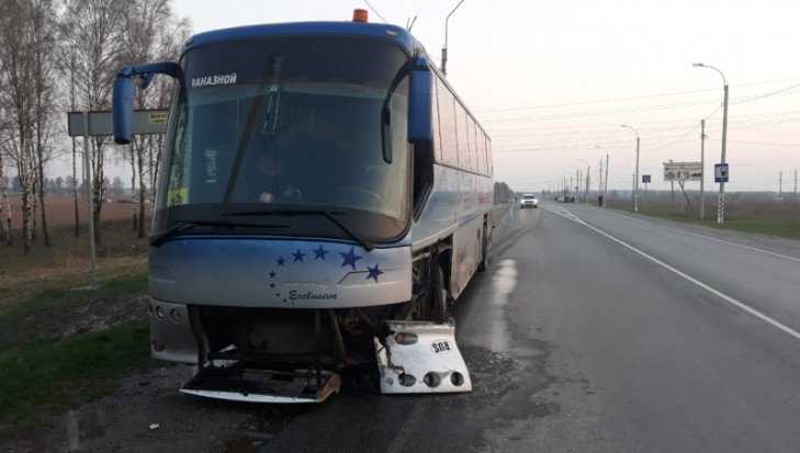 В Брянской области попавший в ДТП автобус вёз 37 школьников