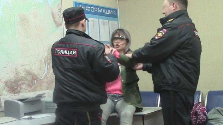 В Злынке молодую мать осудят за брань в адрес полицейских