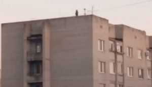 Жителей Брянска встревожили прогулки подростков по крыше общежития