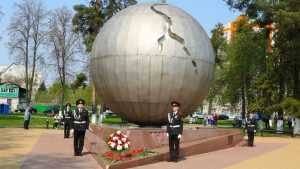 В Брянске в память о Чернобыле запустили в небо белые шары-птицы