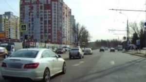 В Брянске водителя Mercedes наказали по видео за проезд на «красный»